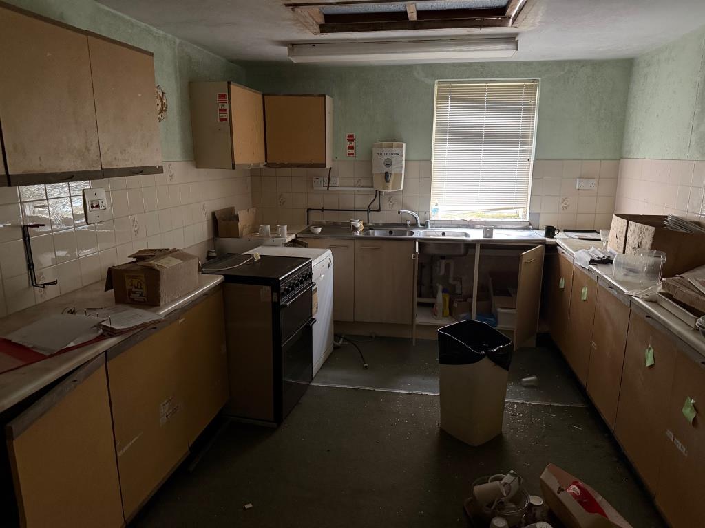 Lot: 85 - FREEHOLD BUILDING WITH POTENTIAL - Kitchen